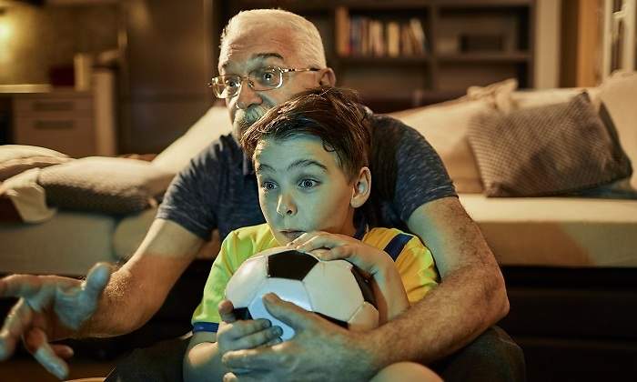 Abuelo-y-nieto-viendo-el-futbol-iStock.jpg