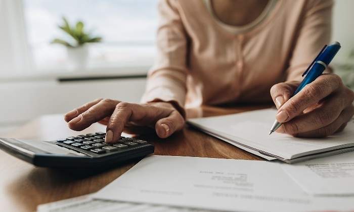pensiones-calculadora-mano-mujer-mayor-getty-770x420.jpg