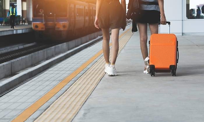 tren-estacion-maleta-viajeros-dreams.jpg