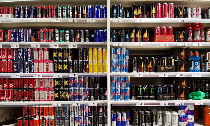 bebidas-energeticas-redbull-monster-ninos-adolescentes.jpg