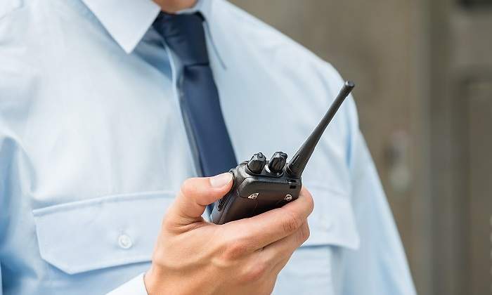 Una-persona-con-corbata-sosteniendo-un-walkie-iStock.jpg