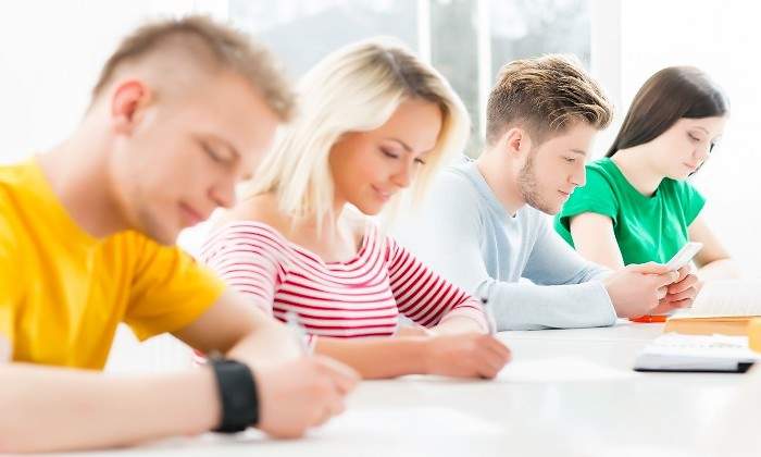 estudiantes-examen.jpg