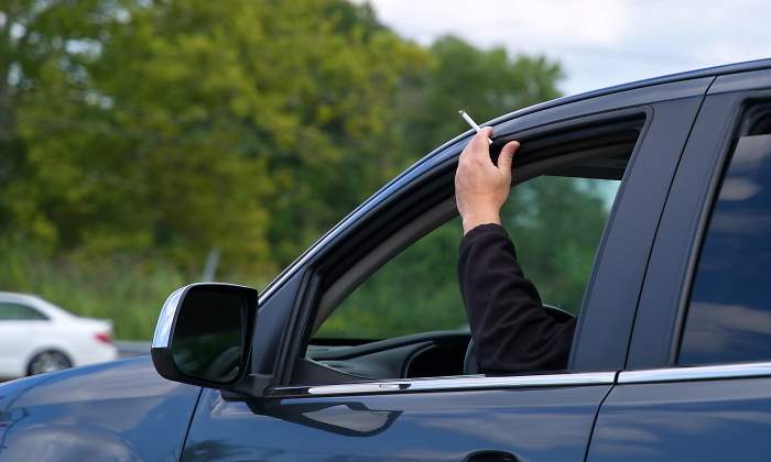 tabaco-conducir-fumar-volante-cigarro-dgt-dreamstime.jpg