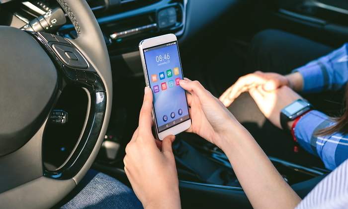 movil-coche-multa-dgt-dreamstime.jpg