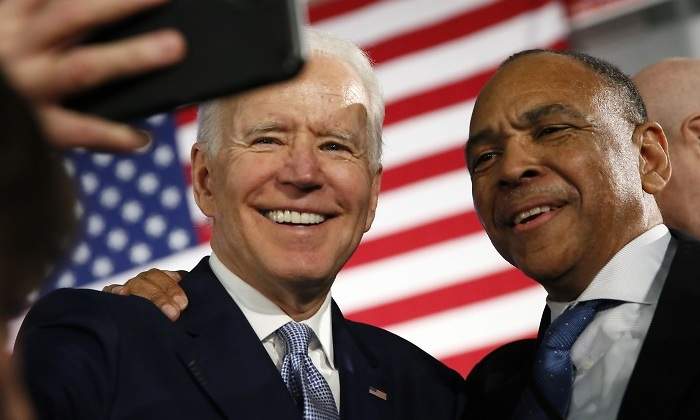 biden-selfi-reuters-770x420.jpg