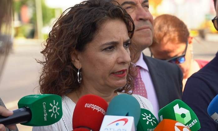 montero-maria-jesus-microfonos.jpg