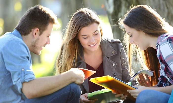 estudiantes-de-lectura-en-grupo.jpg