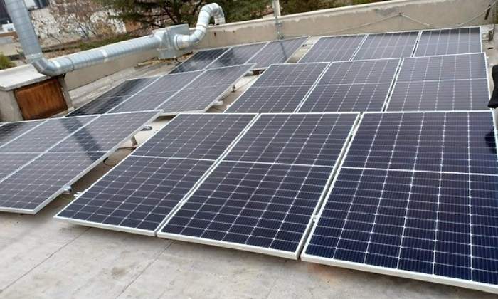 Placas-solares-en-Azulinas-Hastings-School-1.jpg