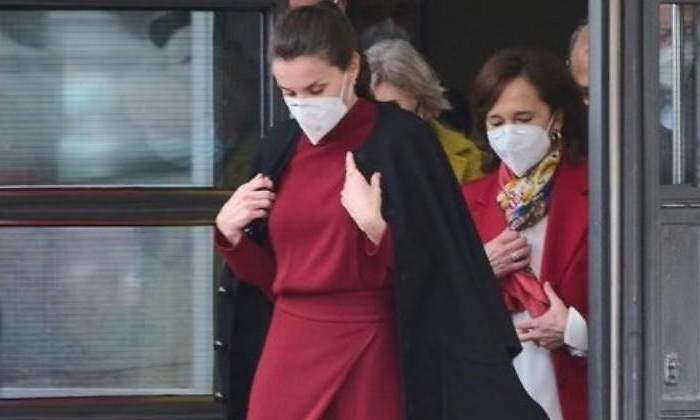 reina-letizia-por-la-raja-falda-770.jpg