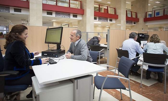 770-x-420-funcinaria-atendiendo-a-un-funcionario-N-Martin.jpg