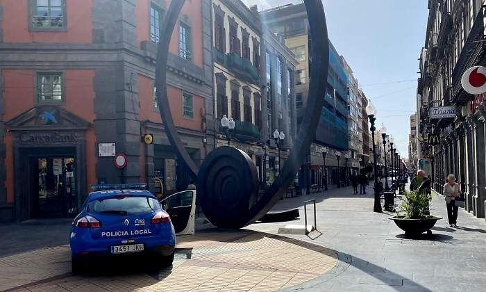 Un coche de polica en una calle turstica de Canarias