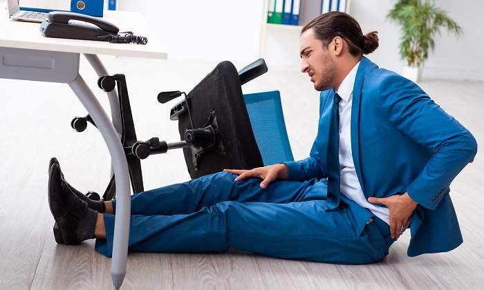 trabajador-caida-silla-trabajo-baja-dreamstime.jpg
