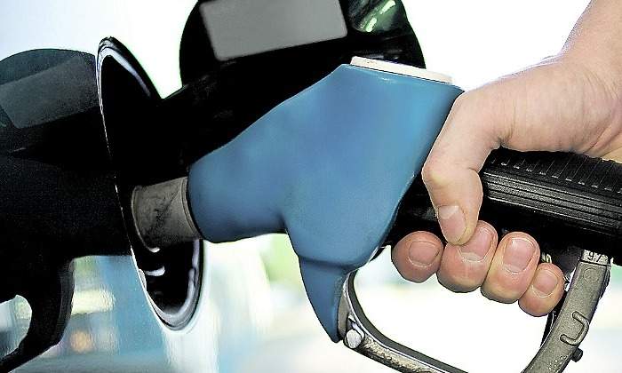 gasolina-mano-gasolinera-770.jpg