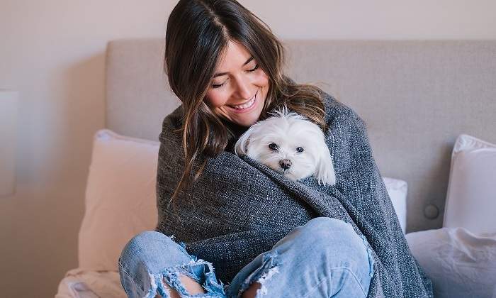 Una-mujer-tapada-con-su-perro-iStock.jpg