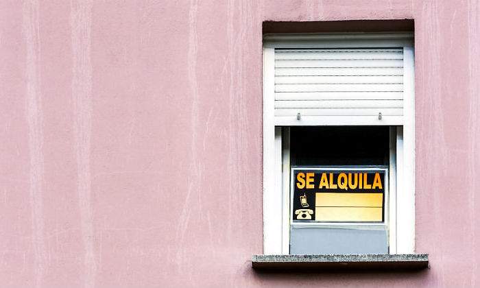 alquila-ventana-pared-lisa.jpg