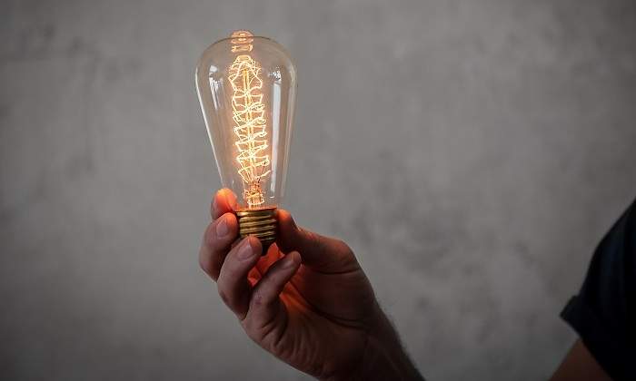 Bombilla-de-luz-vintage-en-la-mano-iStock.jpg