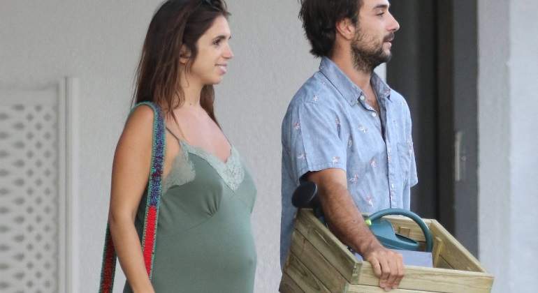Elena Furiase se deja querer por su chico en la recta final de su embarazo