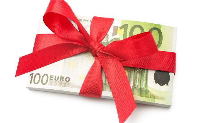 billetes-100-regalo-navidad-dreamstime.jpg