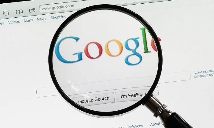 Lupa-sobre-la-pagina-principal-de-Google-iStock.jpg