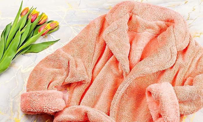 Una-bata-de-color-salmon-sobre-una-cama-iStock.jpg