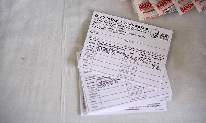 cartilla-vacunacion-vacunas-eeuu-reuters-770x420.jpg