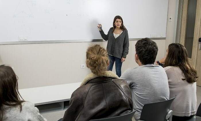 dando-clase-a-estudiantes.jpg