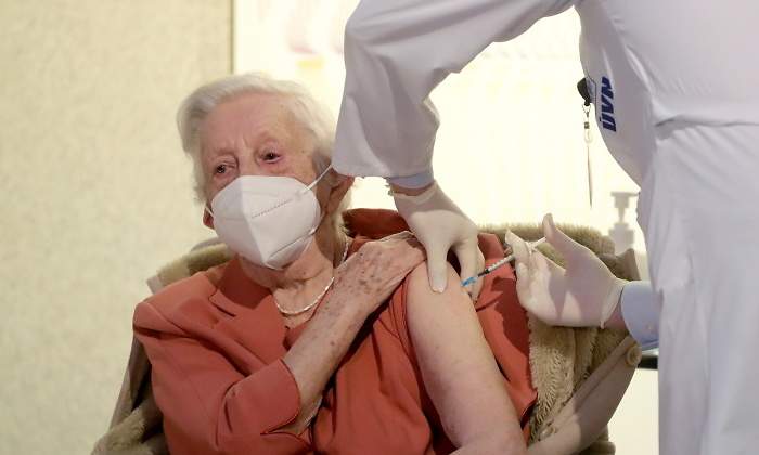 vacunacion-covid-anciana-reuters.jpg