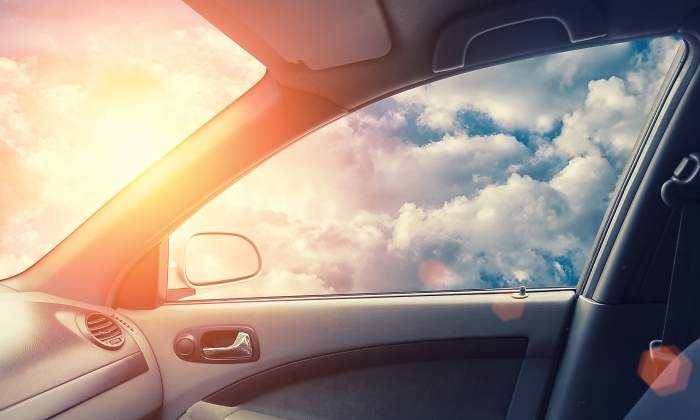 coche-volador-cielo-dreamstime.jpg