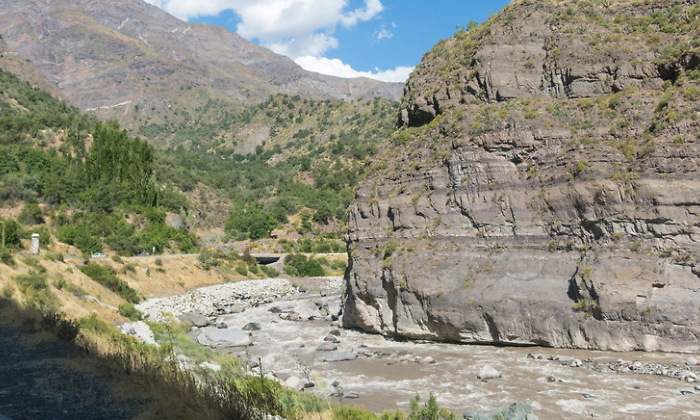 Ro Maipo en el Can de Maipo en los Andes cerca de Santiago de Chile