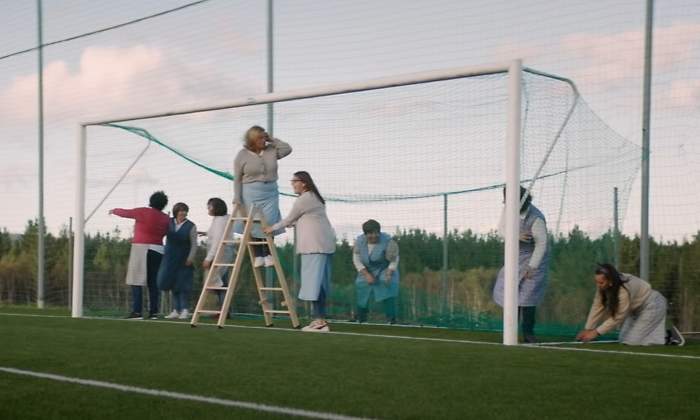 Redeiras gallegas poniendo una red artesanal en una portera