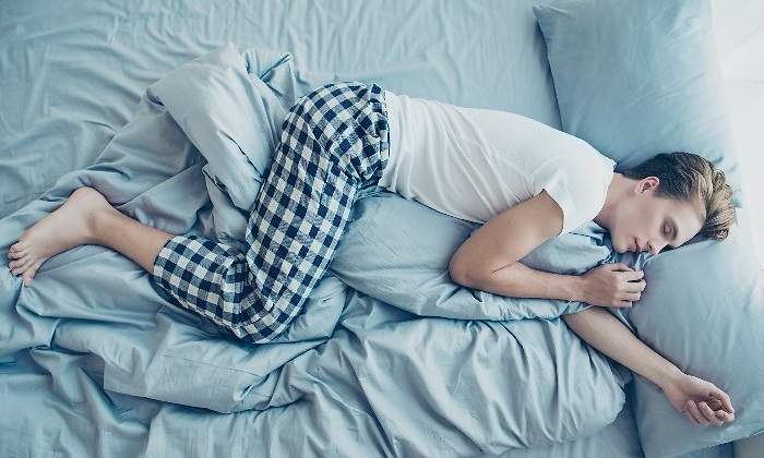 sueno-calidad-hombre-cama-770x420.jpg