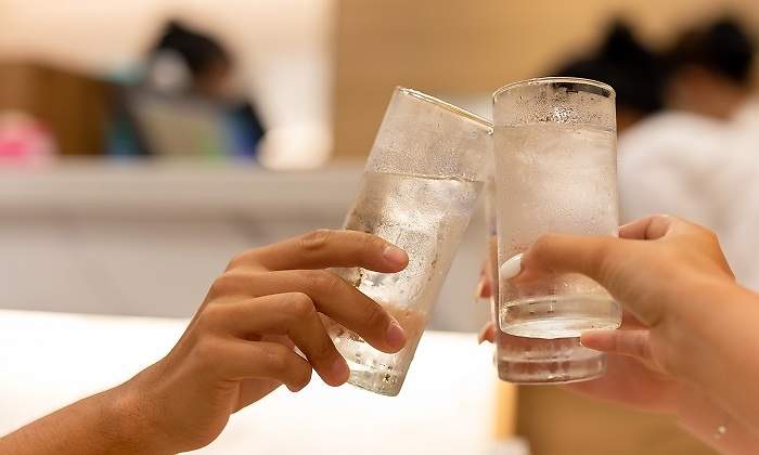 Brindis-con-agua-iStock.jpg
