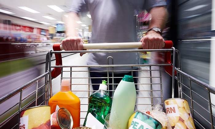 Hombre-con-carrito-de-la-compra-iStock.jpg