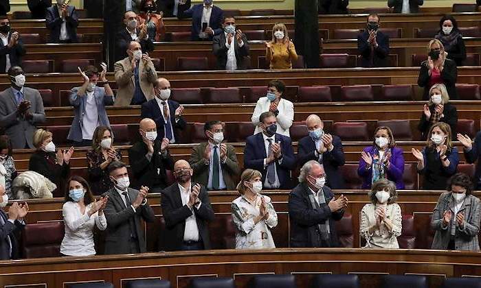 aplauso-psoe-congreso-eutanasia-efe.jpg