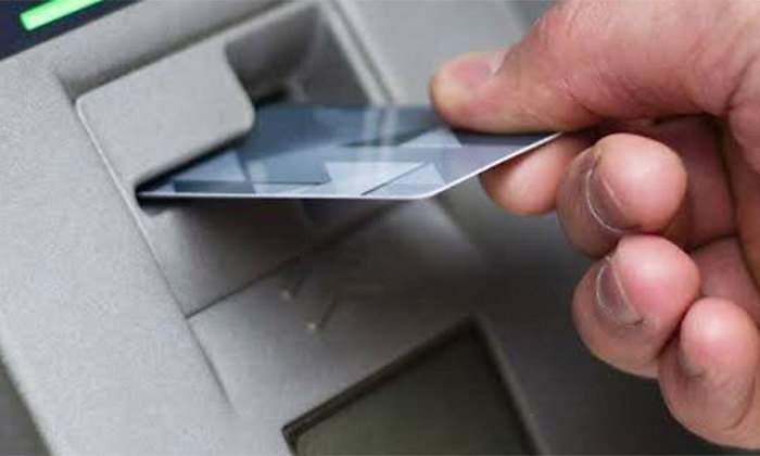 tarjeta-de-credito-cajero.jpg