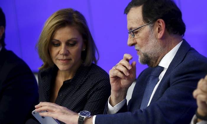 rajoy-cospedal-movil-reuters.jpg