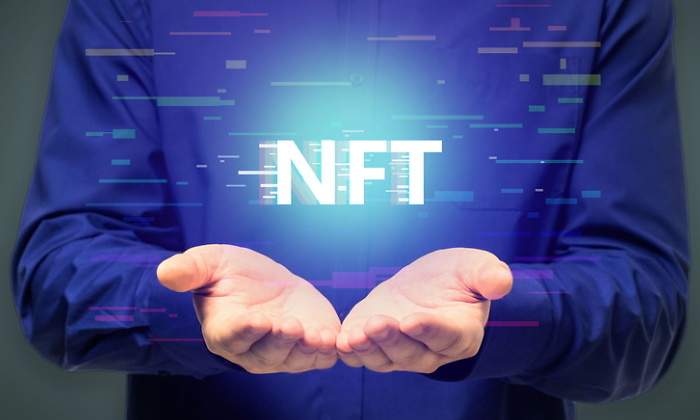 nft-tokens-no-fungibles-inversor-manos-dreamstime-770x420.jpg