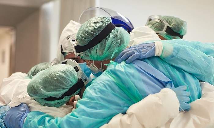 Un-grupo-de-sanitarios-abrazandose-iStock.jpg