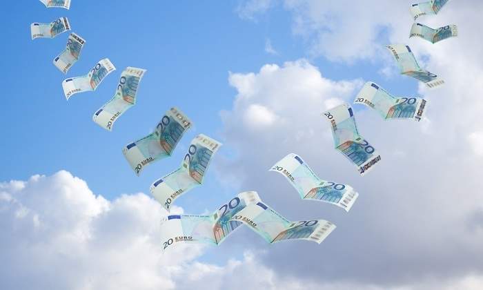 dinero-volando-nube-dreams.jpg