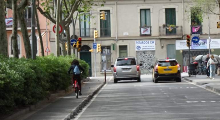 Bici y taxi en Barcelona.
