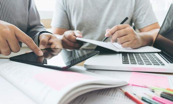 estudiantes-colaborando-juntos-en-una-tarea.jpg