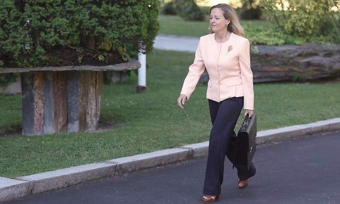 calvino-nadia-camina-moncloa-ep.jpg