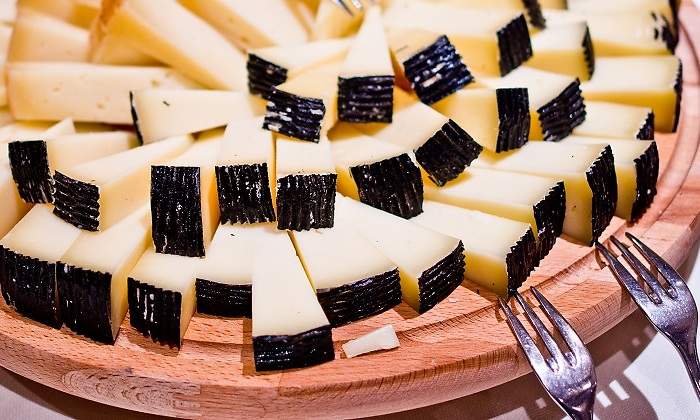 Tabla-llena-de-trozos-de-queso-iStock.jpg