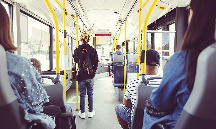 Gente-viajando-en-autobus-iStock.jpg