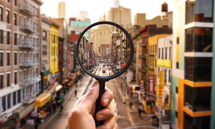 Una-lupa-sobre-la-imagen-de-una-ciudad-iStock.jpg