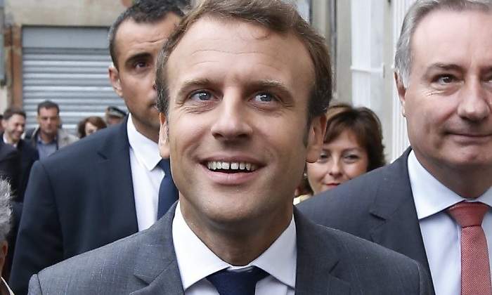 macron-camina-calle.jpg