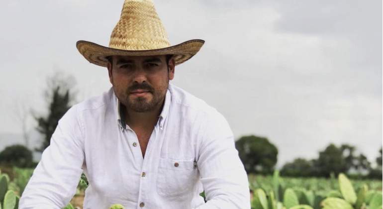 Adrián López, fundador de Desserto, en una de sus plantaciones de nopal.