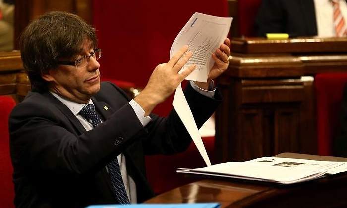puigdemont-papel-parlament-reuters.jpg