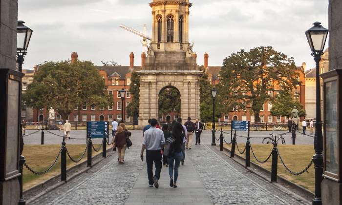 Estudiantes en el campus del Trinity College de Dubln