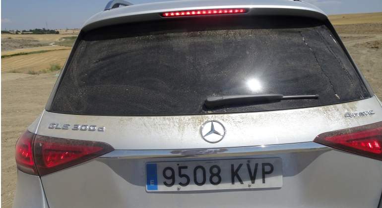Un GLE tras una prueba por una pista de arena.